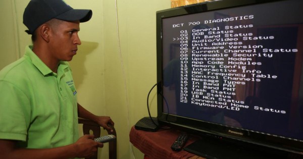 Programando canales del servicio de televisión de paga que ofrece la empresa donde trabaja.