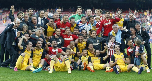 Jugadores, cuerpo técnico y dirigentes del Atlético de Madrid festejando en la grama del Camp Nou de Barcelona.