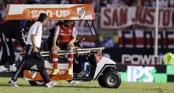 Teo Gutiérrez es sacado en camilla de la cancha.