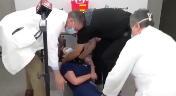 Una enfermera se desmayó tras recibir la vacuna de Pfizer