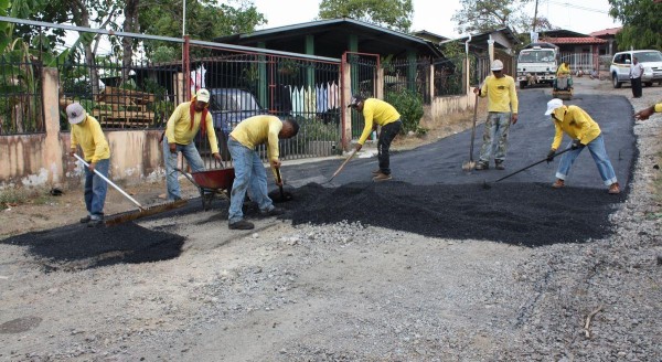 Reparan huecos en calle.