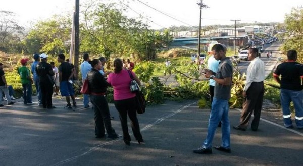 Moradores protestan por falta de agua.