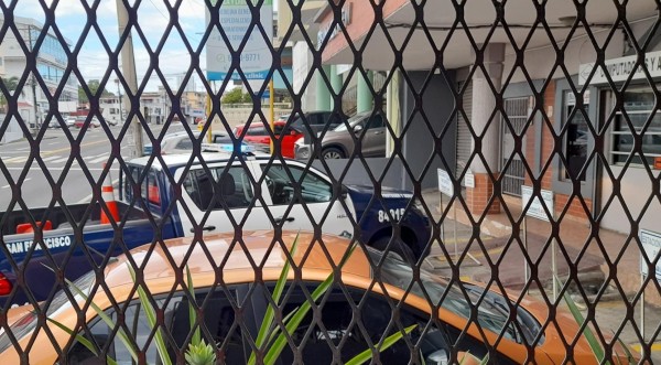 Momentos en que la Policía llegó al local comercial asaltado.