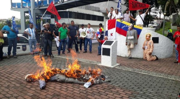 Frenadesoposteó que la quema representa al imperialismo y Gobierno entreguista.