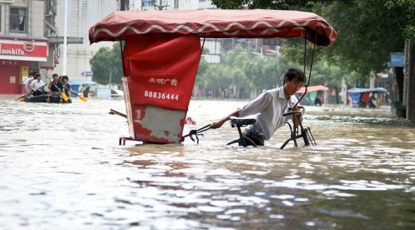 China sigue en alta alerta ante 237 muertos por inundaciones 