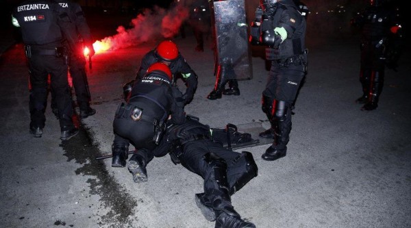 Un agente Ertzaintza quedo mal herido.