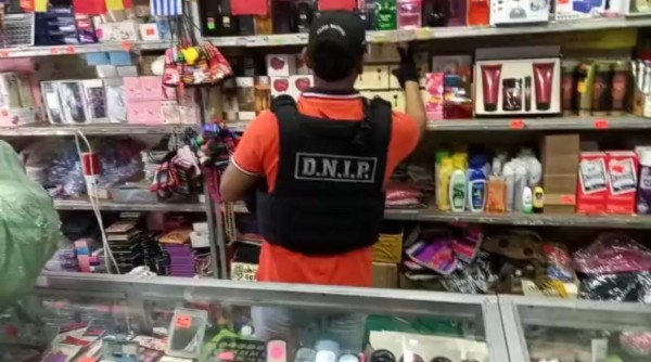 Decomisan mercancía falsificada en la Avenida B