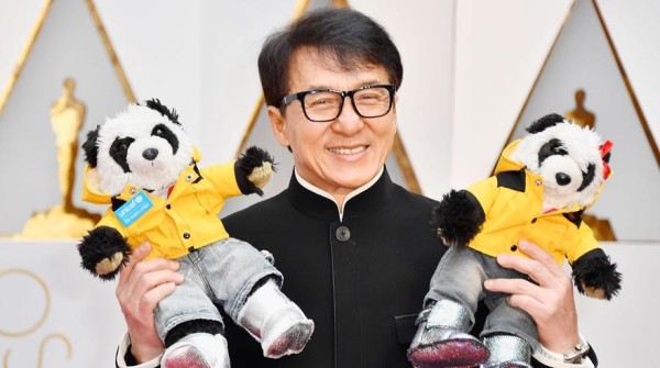 Jackie Chan, que recibirá esta noche un Oscar honorífico, se presentó en la alfombra roja con dos pandas de pelucha.