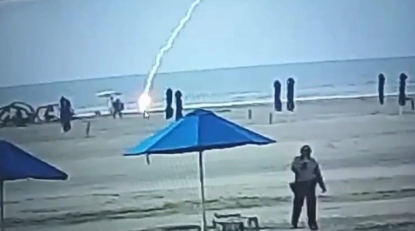 Mujer es alcanzada por un rayo en la playa y muere