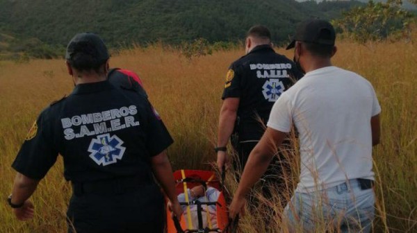 Rescatan senderista estadounidense accidentada en San Carlos