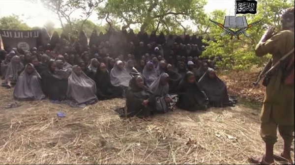 Foto tomada de un video por la red terrorista Boko Haram en Nigeria con las chicas.
