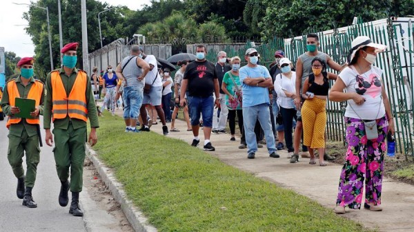 Supermercados cubanos llenan sus estantes para quienes pagan con divisas