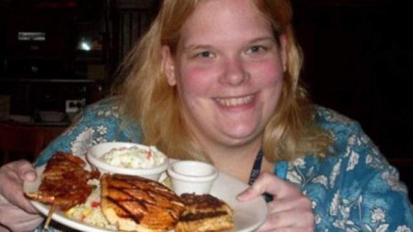 Mujer tiene orgasmos mientras come