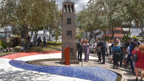 Desvelan monumento 'Torre de Panamá la Vieja' en Ecuador 