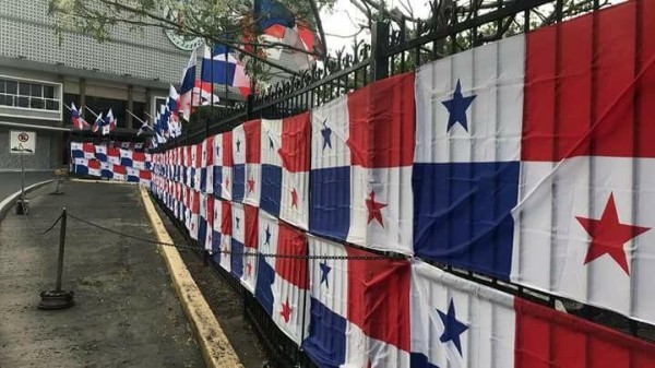 Cubren con banderas de Panamá la cerca perimetral de la AN