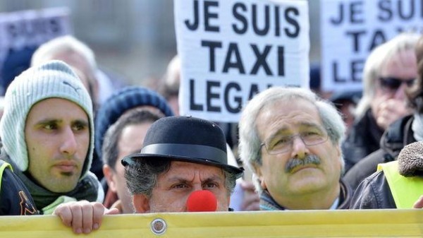 Miles de taxistas se concentraron entonces frente al Senado y provocaron cortes de tráfico.