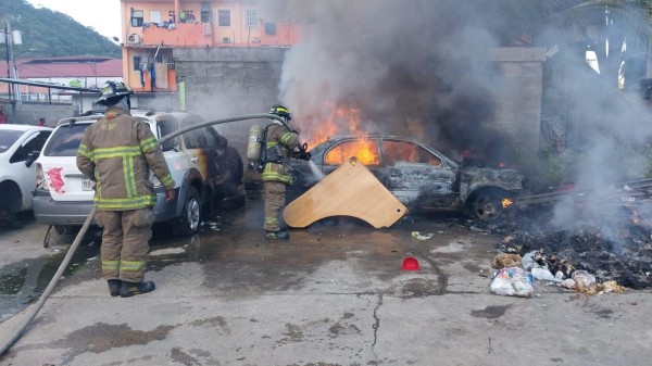 Un carro incendiado en su totalidad y otro parcialmente.