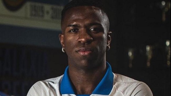 Vinicius Jr presenta la camiseta blanca que Brasil usará en la Copa América