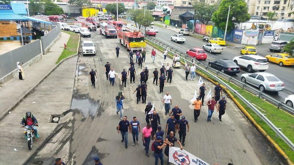 Bomberos siguen en su lucha, el Gobierno afirma que el acuerdo estará listo el viernes