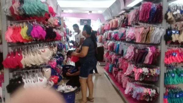 En los almacenes de ropa, el área de ropa interior recibe más visitas .