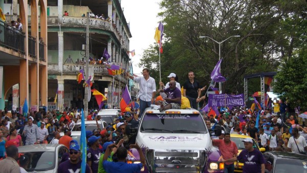 Con la caravara en Colón, Varela culminó su gira nacional de cierre de campaña.