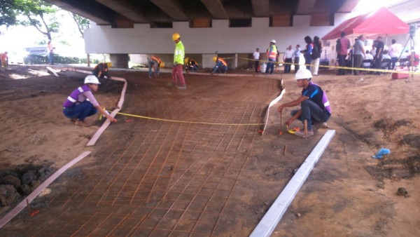 Construirán pavimento para paso de peatones abajo del puente vehicular