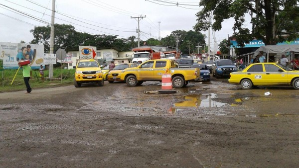 Taxistas de Metetí protestan y mantienen cerrada la carretera Panamericana