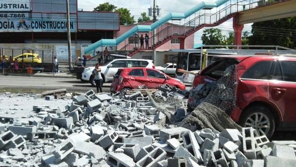 Colisión afecto a ocho carros que se encontraban transitando.