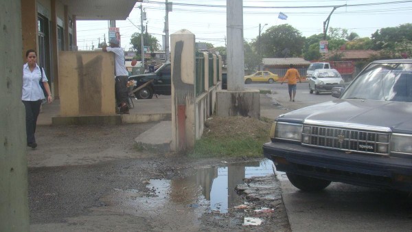 Conductores solicitan reparen la calle de la Plaza.