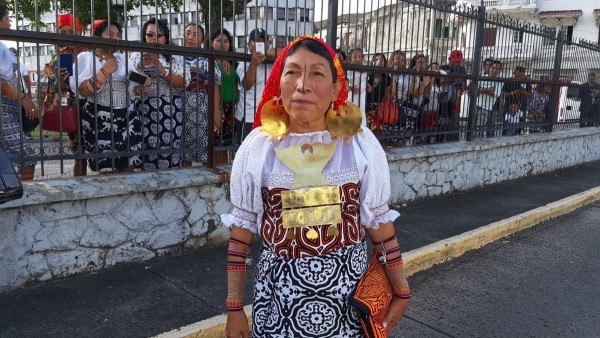 Diputada Petita rompe el protocolo al exaltar sus prendas de oro artesanal