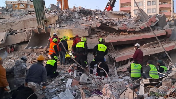 Terremoto en Turquía: Rescatistas panameños buscan sobrevivientes en medio de estructuras colapsadas 