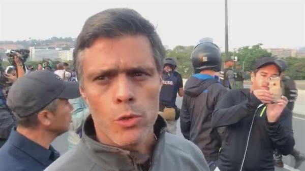 El dirigente Leopoldo López, liberado por militares opositores a Maduro