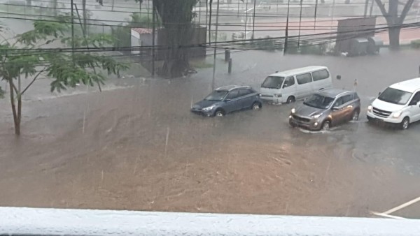 Lluvia deja inundaciones en diversas partes de la ciudad capital