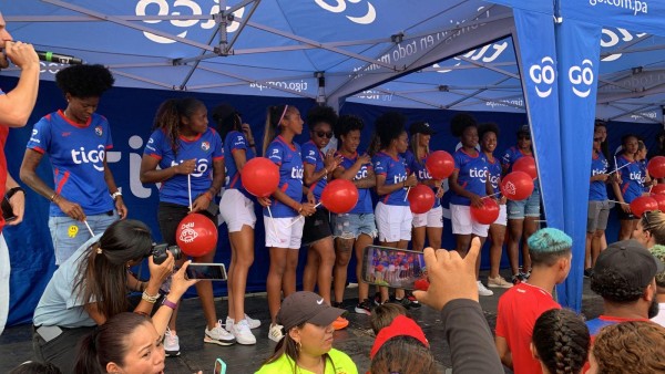 Celebran llegada de la Selección Femenina tras clasificar  por primera vez a un Mundial