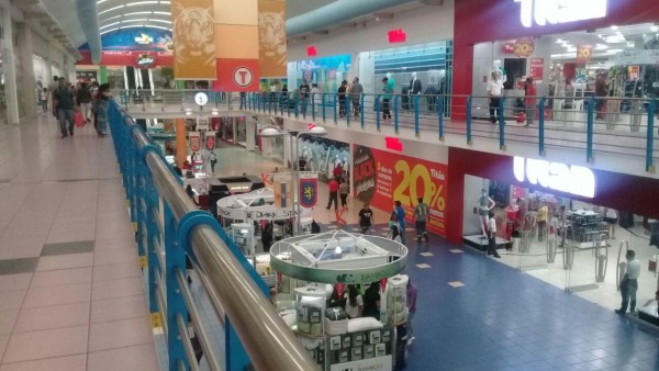Vistas del movimiento comercial en Albrook Mall.