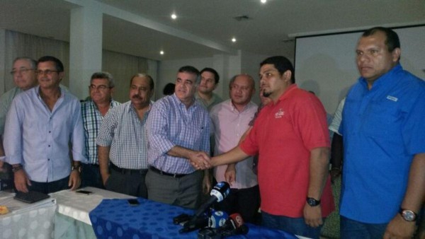 A las 8:00 de la noche se pactó el acuerdo. Los obreros volverán hoy a los proyectos.