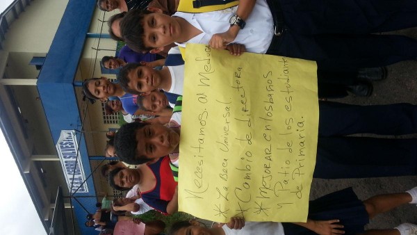 Estudiantes piden que se les pague sus becas