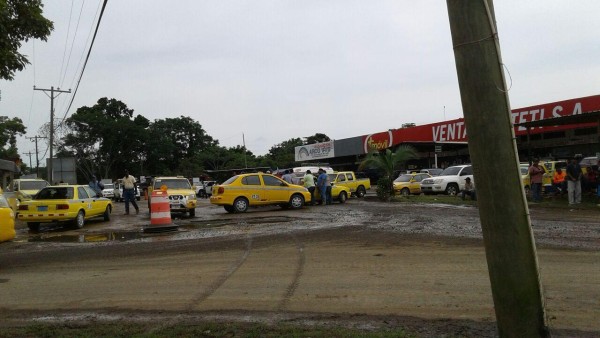 Taxistas de Metetí protestan y mantienen cerrada la carretera Panamericana