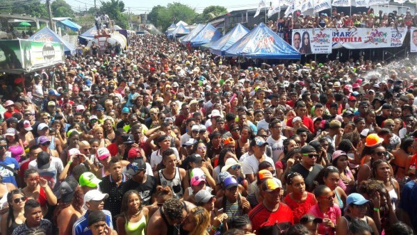 Panameños y extranjeros disfrutan culecos en San Miguelito.