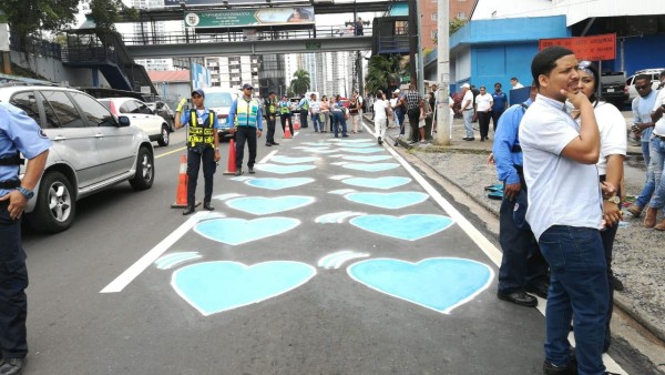 Pintan corazones azules tras 12 años del accidente en La Cresta