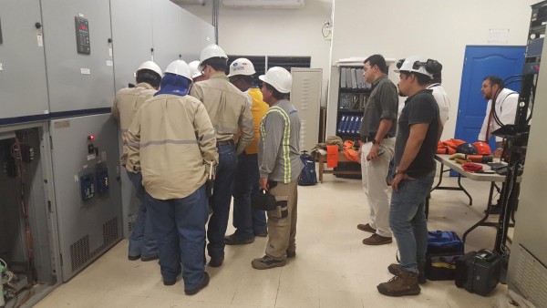 Personal de mantenimiento de IDAAN y técnicos de ENSA evaluando  la situación de la subestación eléctrica para proceder a realizar los trabajos pertinentes y recuperar la producción de la planta