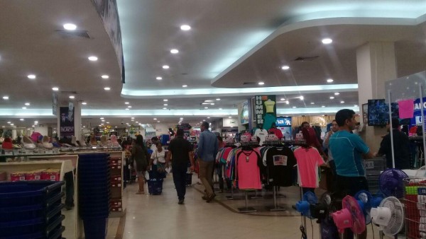 Moderada presencia de compradores en los almacenes.