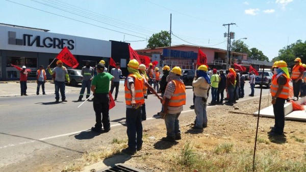 Obreros de la construcción salen a las calles davideñas