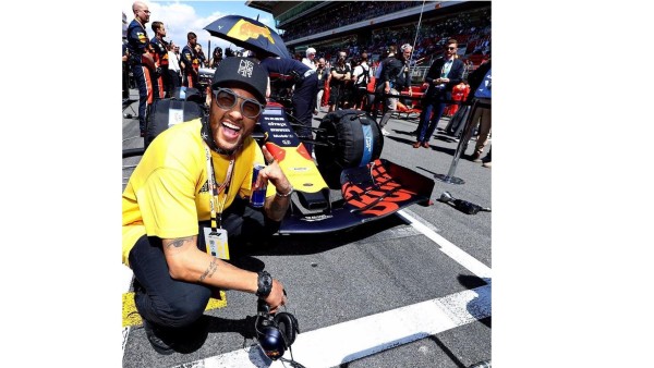 Neymar viaja de París a Barcelona a ver la Fórmula 1 y posa con Hamilton y Alves