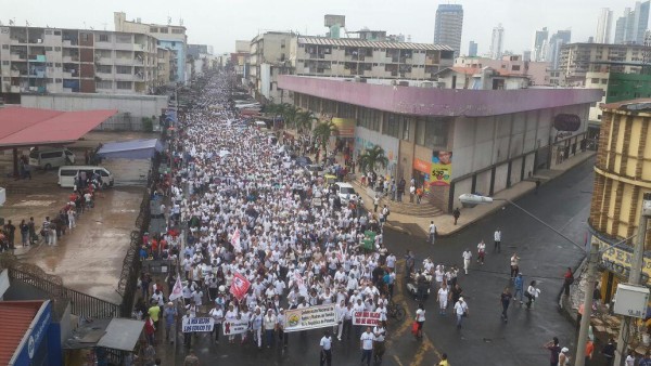 Masiva marcha en contra del proyecto de Ley 61 sobre salud sexual.