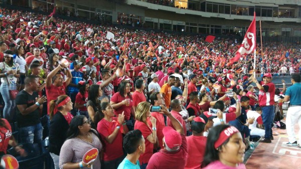 La fanática de la 'Leña Roja' siempre al pie del cañón apoyando a su equipo.