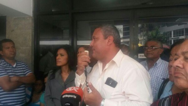 Docentes protestan frente a la Defensoría del Pueblo, en la capital panameña.