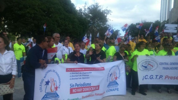 Periodistas se reunen en el Parque Porras.