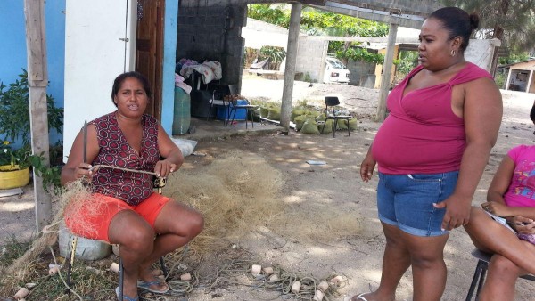 Personas de otras comunidades buscan a las pescadoras para comprarles.