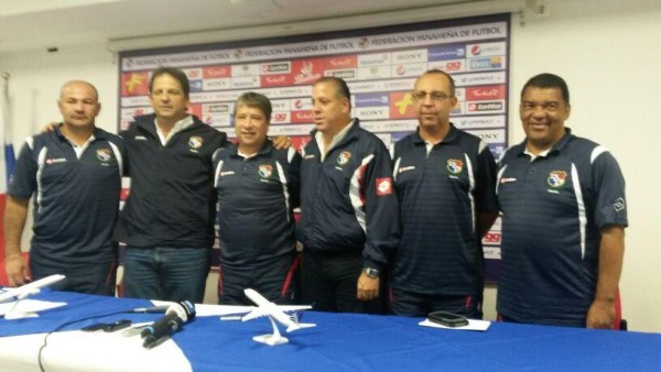 Hernán Darío Gómez junto a su equipo técnico.